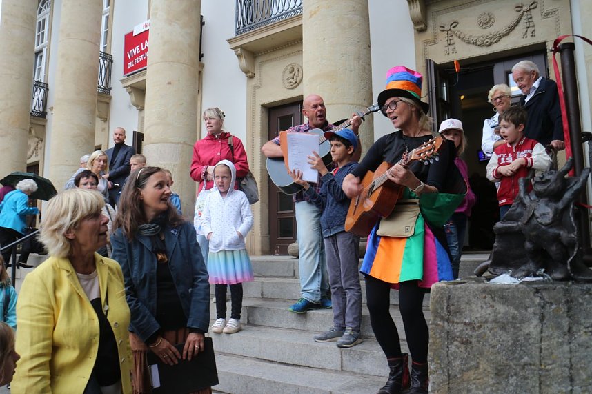 21. Treppenk&auml;fertaufe vor dem Theater