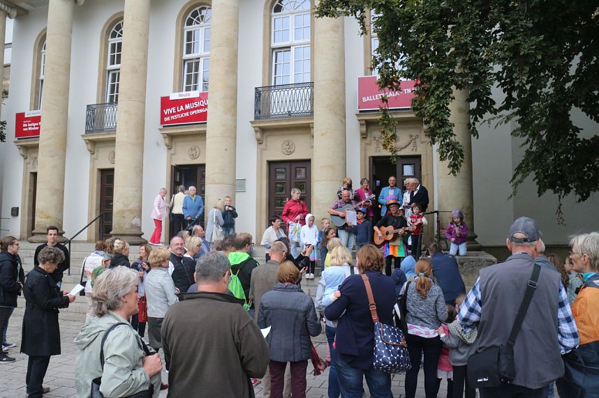 21. Treppenk&auml;fertaufe vor dem Theater