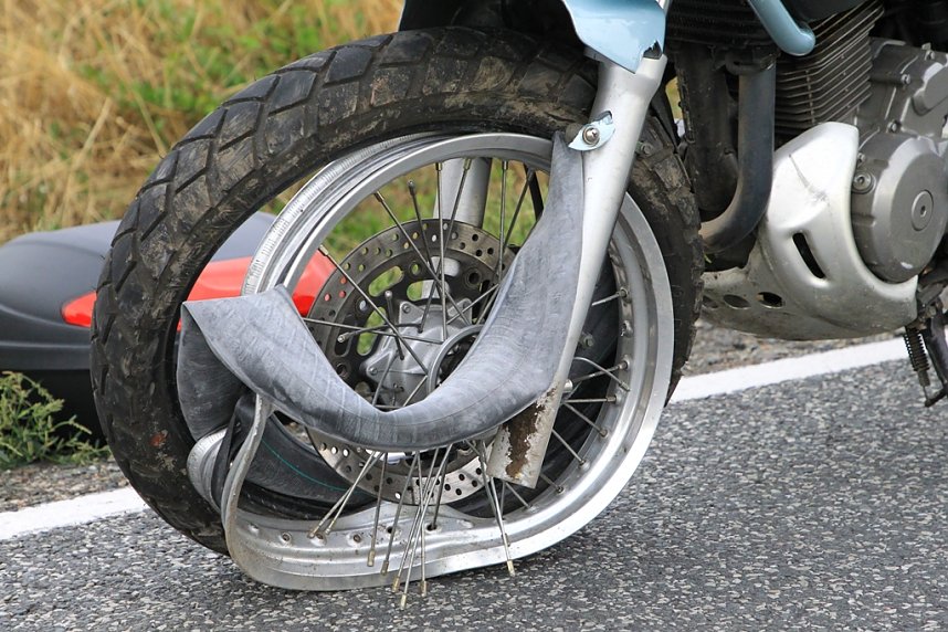 Motorradfahrerin verletzt