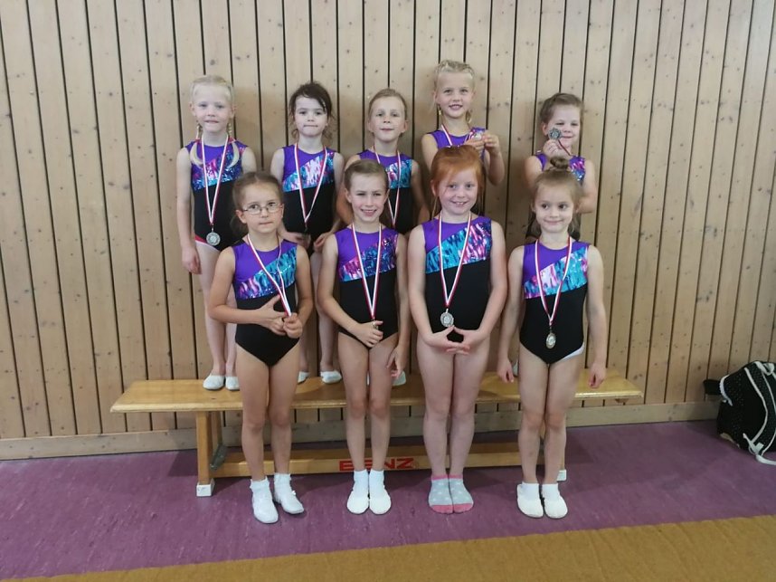 Junge Turnerinnen ganz Gro&szlig;