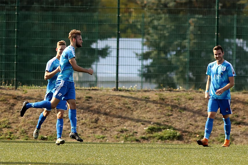 Freudenspr&uuml;nge nach seinem Schlenzer zum 1:1 - Jonas Ernst