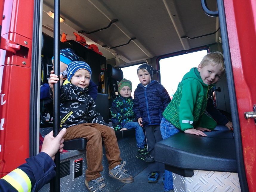 Regenbogen-Kinder zu Besuch bei der Feuerwehr