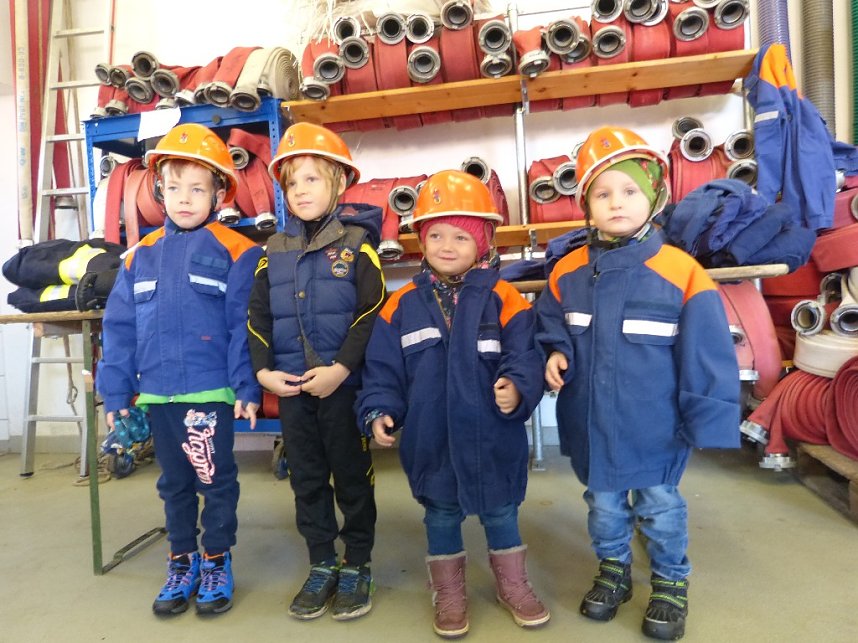 Regenbogen-Kinder zu Besuch bei der Feuerwehr