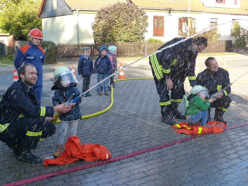 Regenbogen-Kinder zu Besuch bei der Feuerwehr