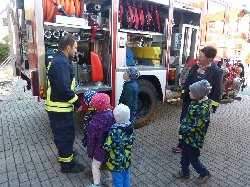 Regenbogen-Kinder zu Besuch bei der Feuerwehr