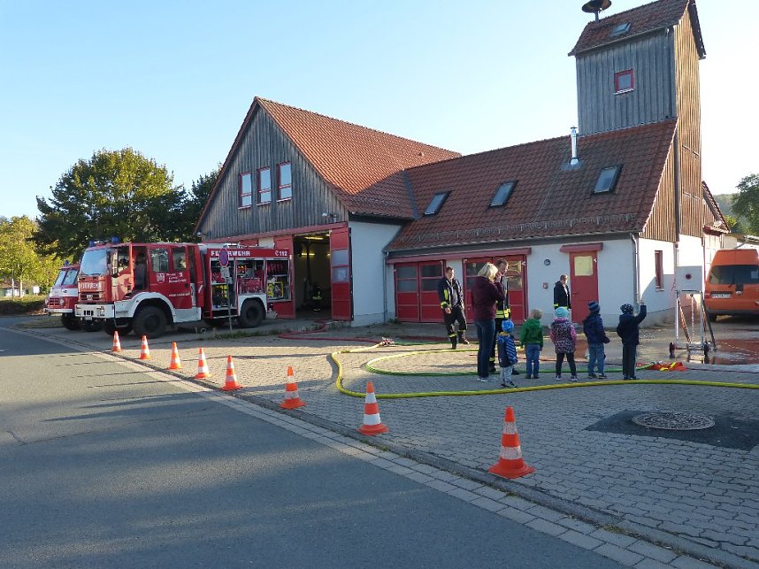 Regenbogen-Kinder zu Besuch bei der Feuerwehr