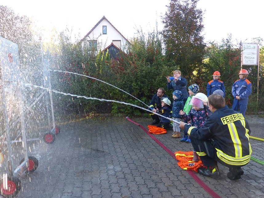 Regenbogen-Kinder zu Besuch bei der Feuerwehr