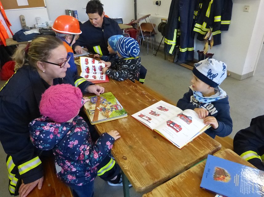 Regenbogen-Kinder zu Besuch bei der Feuerwehr