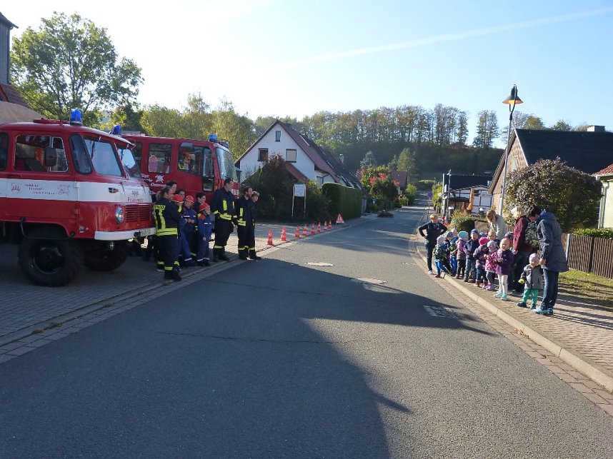 Regenbogen-Kinder zu Besuch bei der Feuerwehr