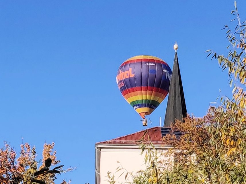 Farbenpracht auf dem Petersberg und in der Luft