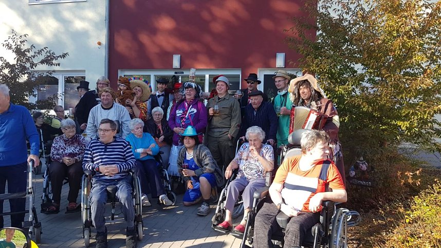 Buntes Treiben zum Kirmesumzug in Kleinwerther