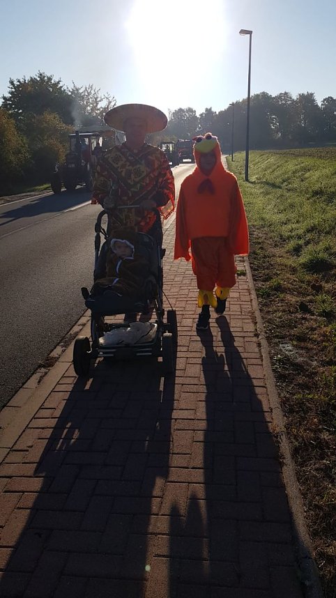 Buntes Treiben zum Kirmesumzug in Kleinwerther