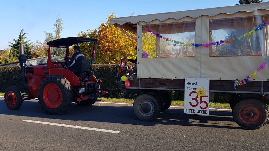 Buntes Treiben zum Kirmesumzug in Kleinwerther