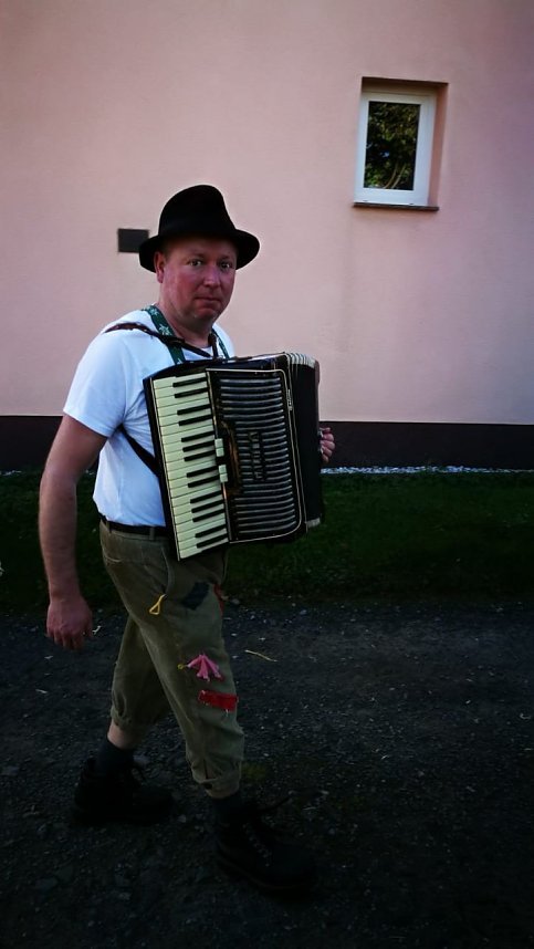 Buntes Treiben zum Kirmesumzug in Kleinwerther