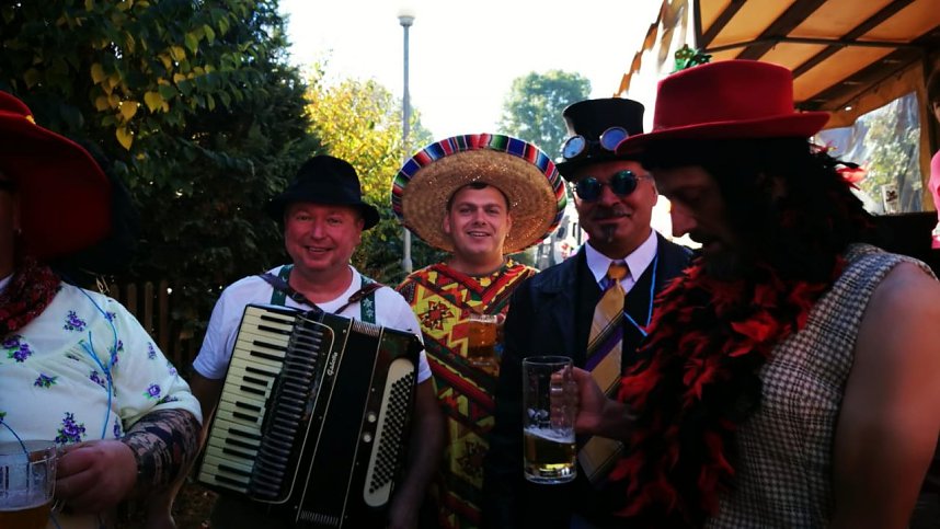 Buntes Treiben zum Kirmesumzug in Kleinwerther