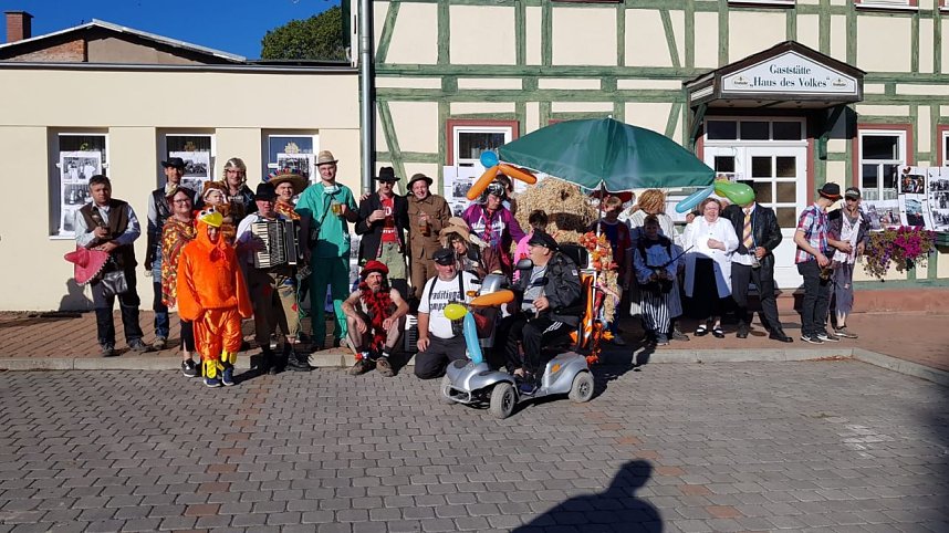 Buntes Treiben zum Kirmesumzug in Kleinwerther