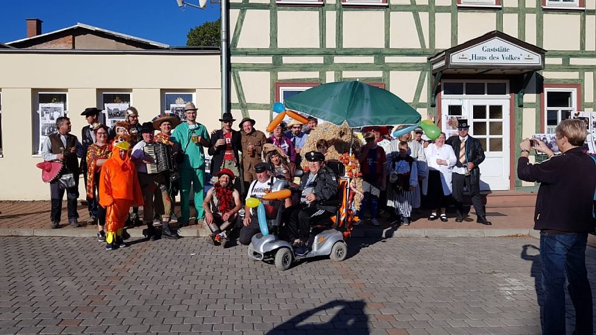 Buntes Treiben zum Kirmesumzug in Kleinwerther