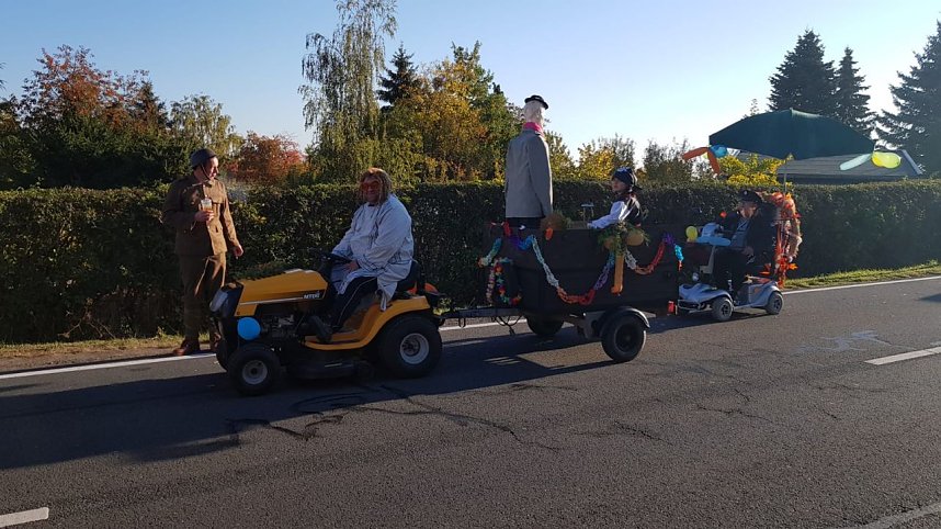 Buntes Treiben zum Kirmesumzug in Kleinwerther