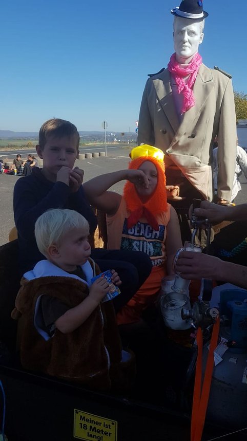 Buntes Treiben zum Kirmesumzug in Kleinwerther