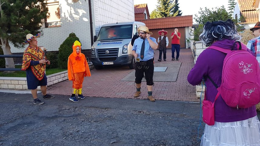 Buntes Treiben zum Kirmesumzug in Kleinwerther