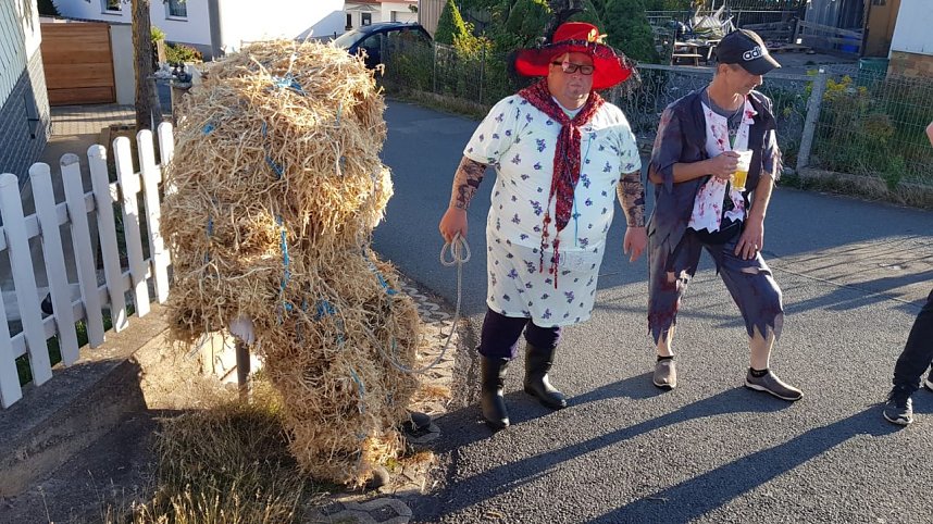 Buntes Treiben zum Kirmesumzug in Kleinwerther
