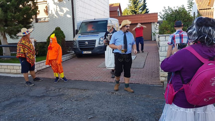 Buntes Treiben zum Kirmesumzug in Kleinwerther