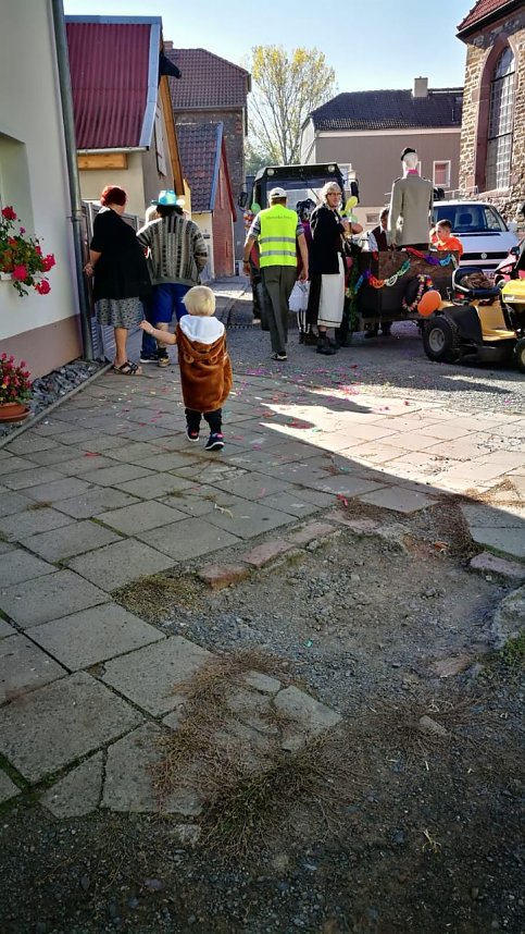 Buntes Treiben zum Kirmesumzug in Kleinwerther