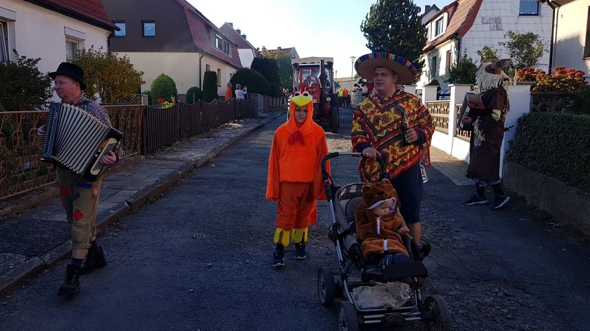 Buntes Treiben zum Kirmesumzug in Kleinwerther