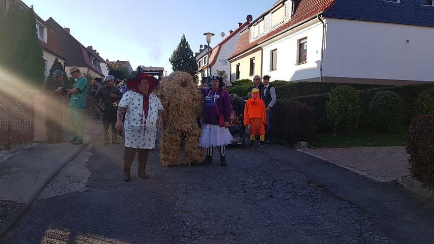 Buntes Treiben zum Kirmesumzug in Kleinwerther
