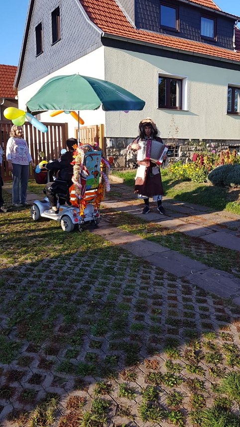 Buntes Treiben zum Kirmesumzug in Kleinwerther
