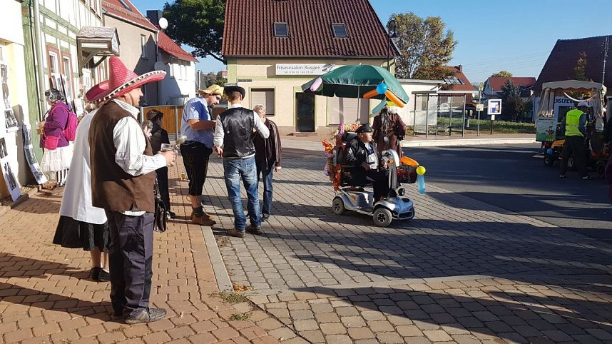 Buntes Treiben zum Kirmesumzug in Kleinwerther