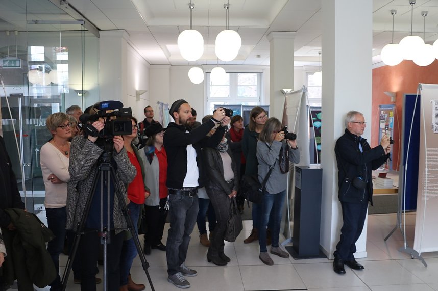 Das Leben der Anne Frank - Ausstellung im Neuen Rathaus er&ouml;ffnet
