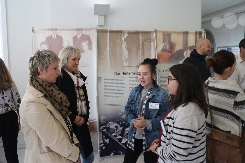 Das Leben der Anne Frank - Ausstellung im Neuen Rathaus er&ouml;ffnet