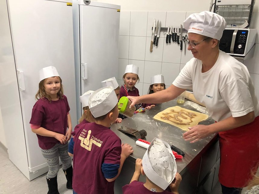 Martinsbrezelbacken im Caf&eacute; mittendrin
