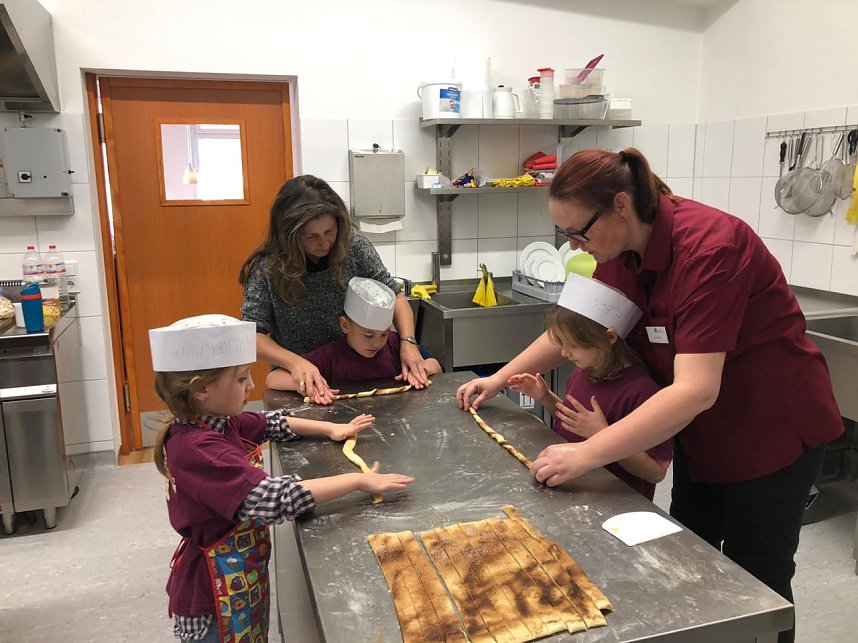 Martinsbrezelbacken im Caf&eacute; mittendrin