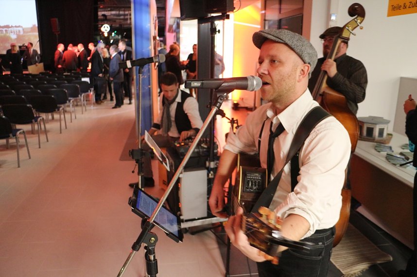 Er&ouml;ffnung des Opel-Autohauses