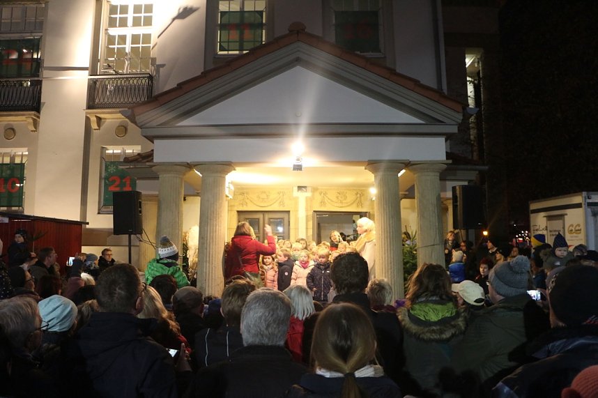 Handwerkermarkt und Theater-Adventskalender