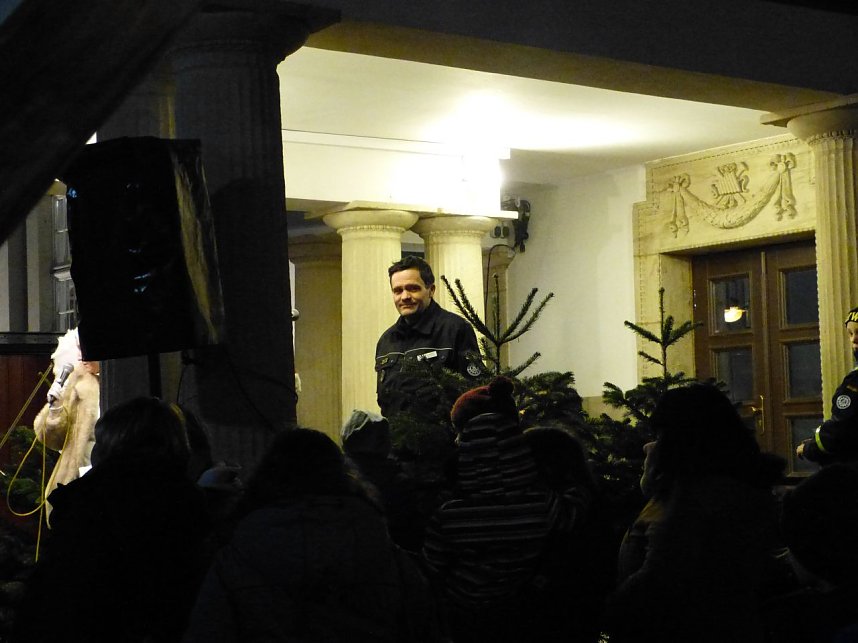 Aufregung am Theater-Adventskalender bei T&uuml;rchen No. 8