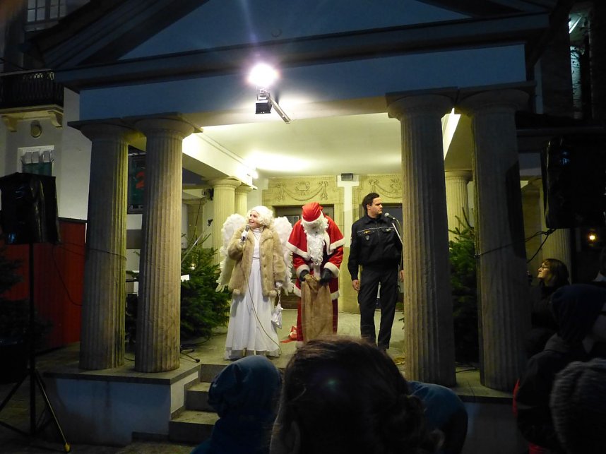 Aufregung am Theater-Adventskalender bei T&uuml;rchen No. 8