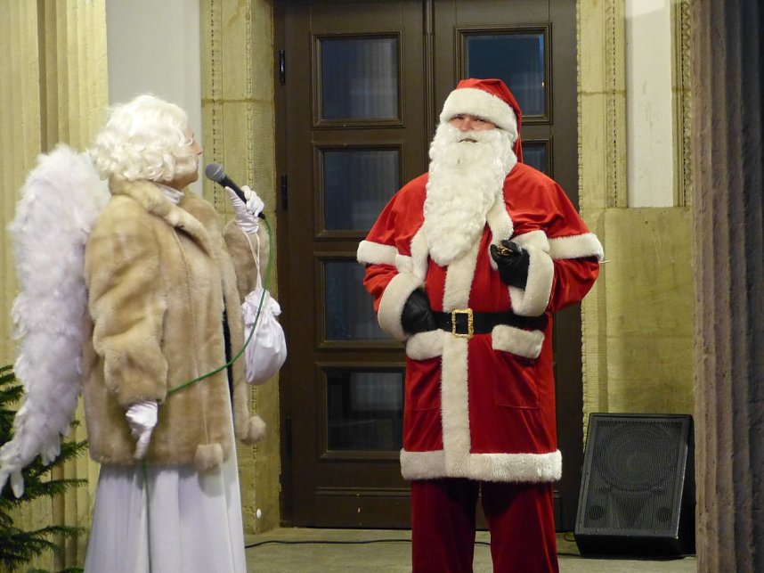 Hinter dem 9. T&uuml;rchen des Theater-Adventskalender verbargen sich die Eleven des Tanzstudio Radeva
