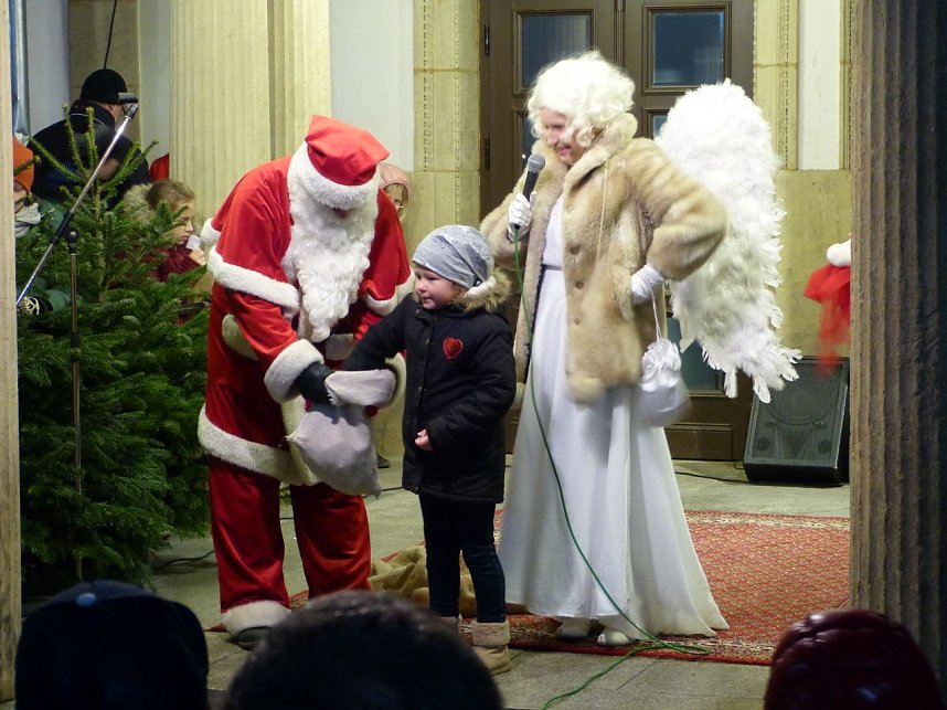 Hinter dem 9. T&uuml;rchen des Theater-Adventskalender verbargen sich die Eleven des Tanzstudio Radeva