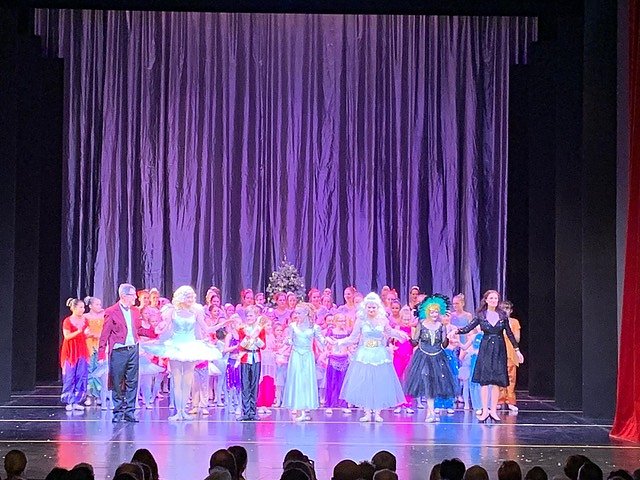 Die Eleven des Tanzstudio Radeva brachten die Geschichte von Clara und ihrem Nussknacker auf die B&uuml;hne