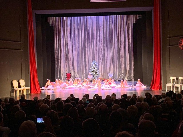 Die Eleven des Tanzstudio Radeva brachten die Geschichte von Clara und ihrem Nussknacker auf die B&uuml;hne