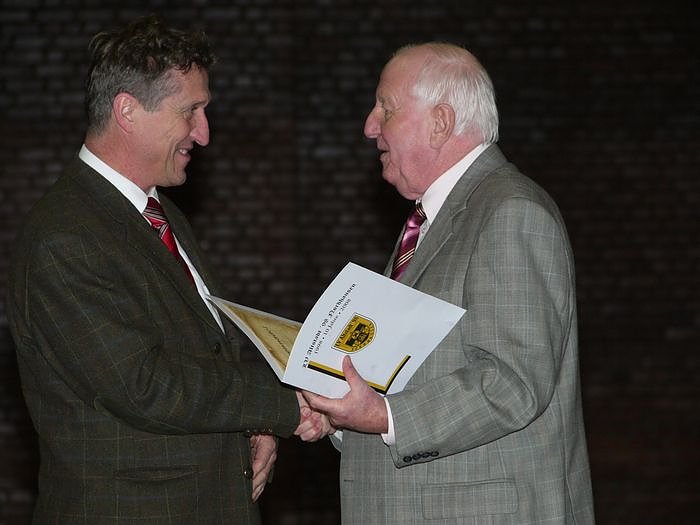 Halle &uuml;bergeben