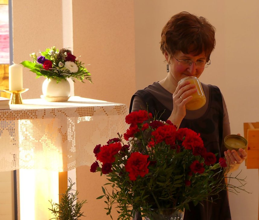 Kathrin Schwarze die Beauftragte f&uuml;r die Arbeit mit Frauen im  Kirchenkreis S&uuml;dharz deckt die Festtafel - auch mit slowenischem Honig 