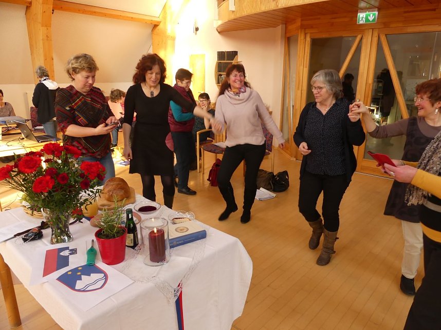 Polka rund um die Festtafel