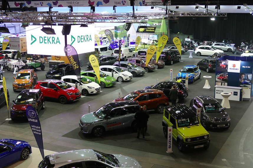 Automobilmesse in Erfurt am Abend er&ouml;ffnet