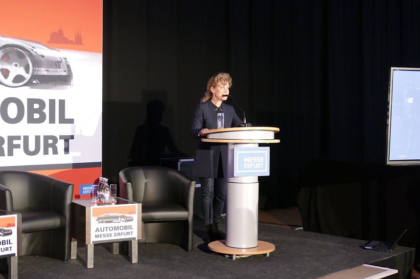 Automobilmesse in Erfurt am Abend er&ouml;ffnet