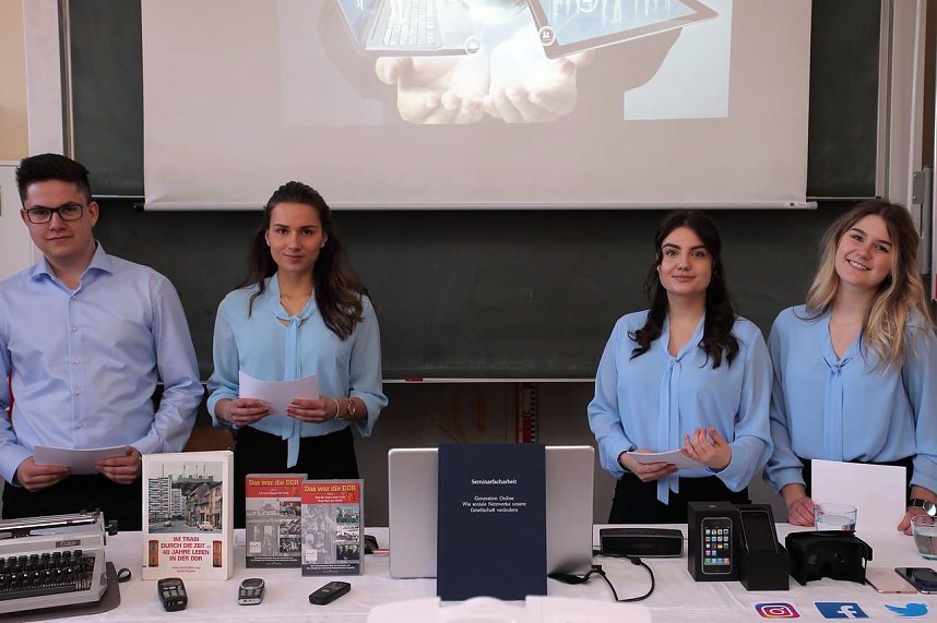 Nahmen die Generation online unter die Lupe - Lukas Schabrocker, Franziska Mertens, Johanna S. Lehner und Laura M- Hesse