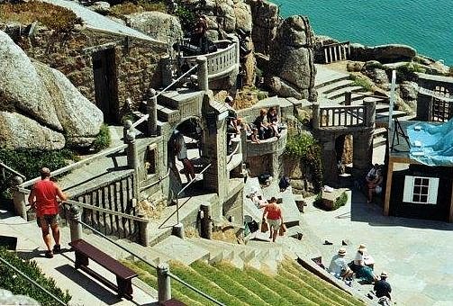  Minack Theatre � eine romantische Bucht, aus deren Felswand ein terrassenf&ouml;rmiges antikes Freilichttheater auf das Meer hinausblickt.